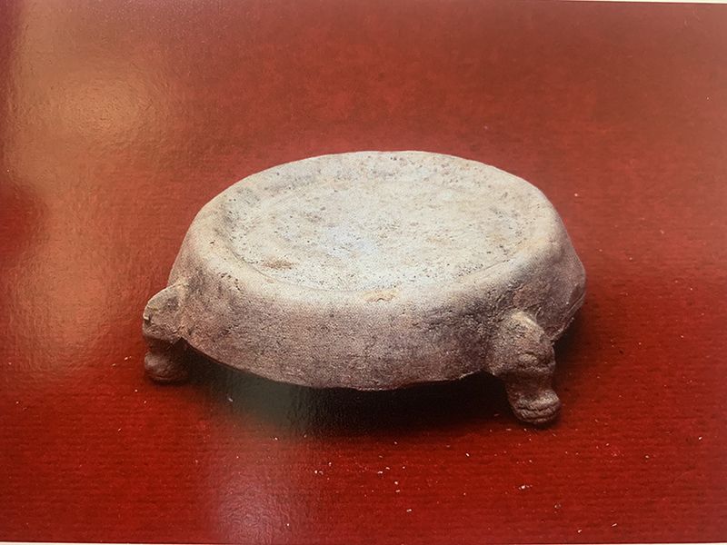 三足陶硯